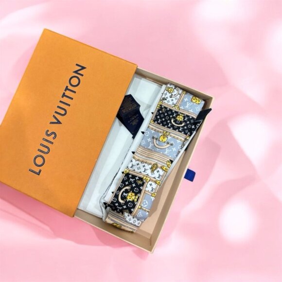 💯authentic Louis Vuitton Silk Scarf with Box - Picture 3 of 3